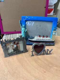 Pictures frames set 4 Dlrs