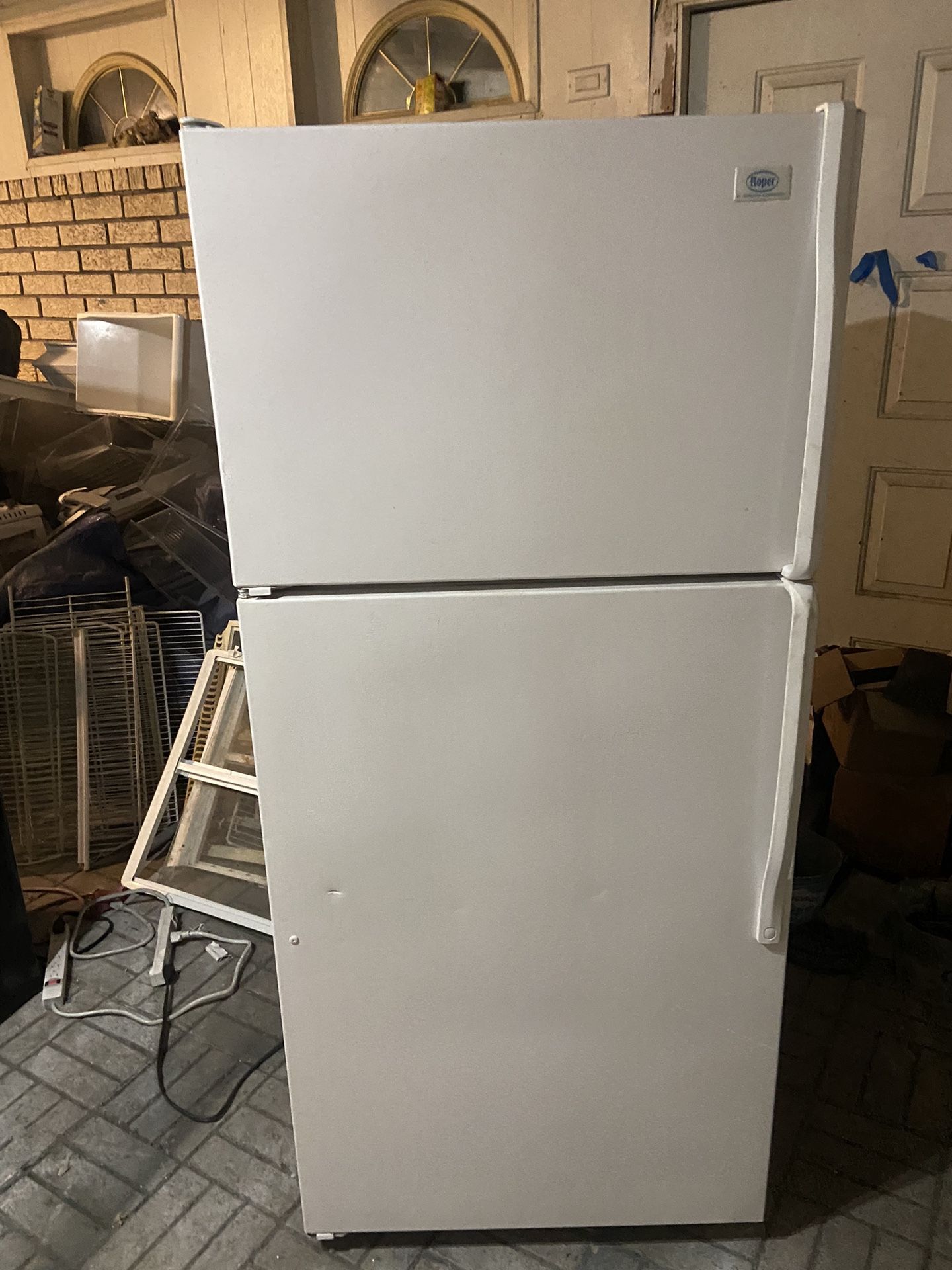  EXCELLENT RUNNING WHITE WHIRLPOOL FRIDGE, NO ISSUES. HAS EVERYTHING IN IT. BEEN CLEANED  IN & OUT. DEPENDABLE. IM IN MARRERO