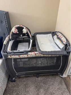 Pack and play with bassinet and changing table