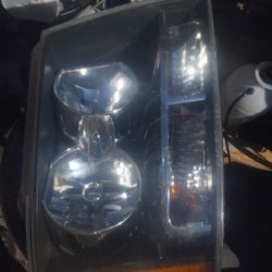 2007 Chevy Tahoe Head Light Right Side 