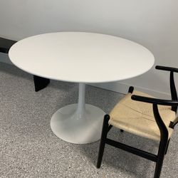 West elm Modern White Round Pedestal Dining Table – 44”