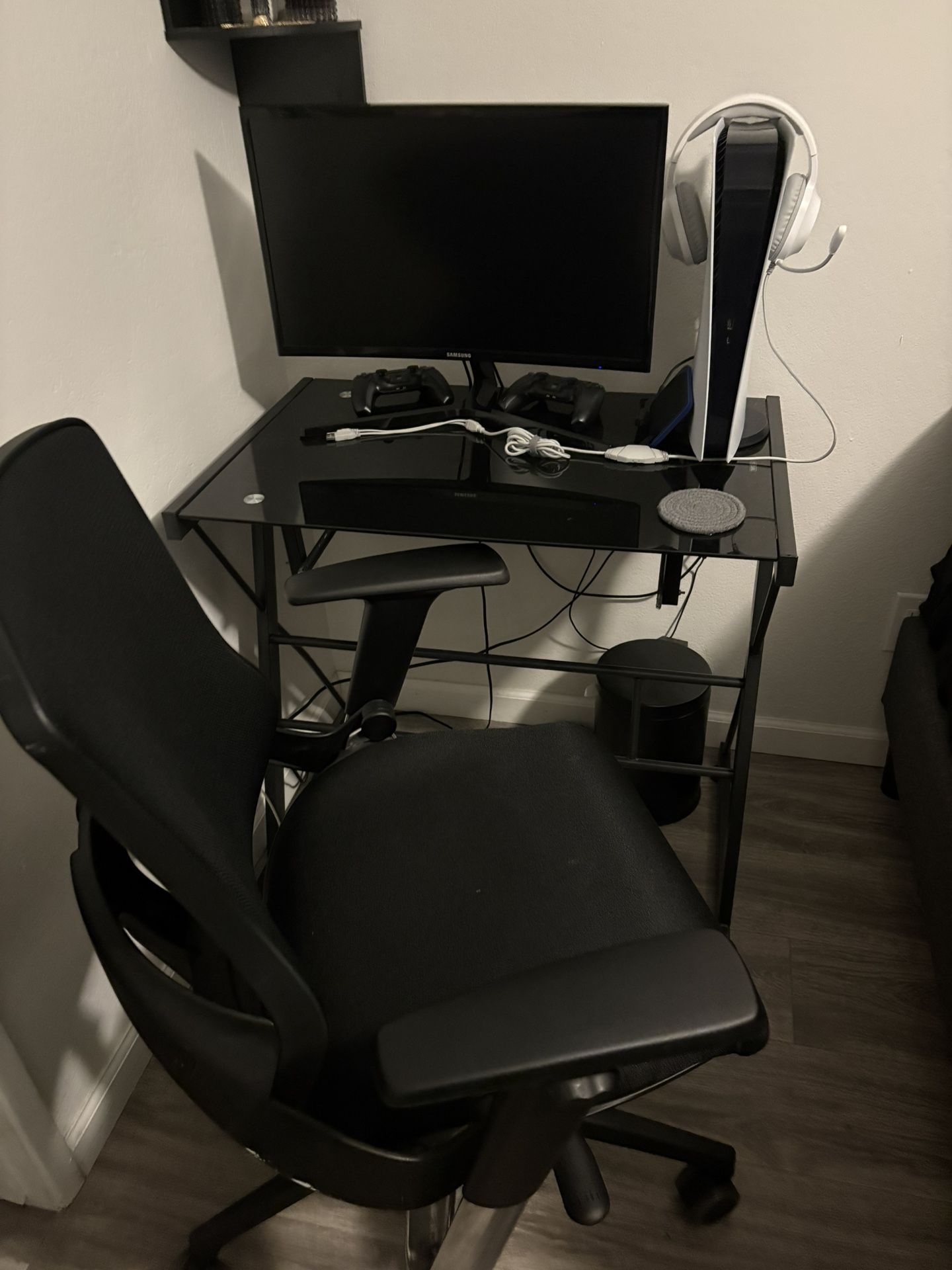 MONITOR and DESK for sale 