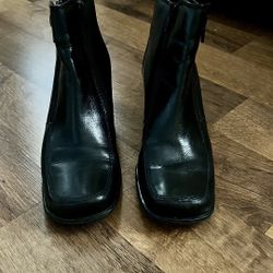 St. John’s Bay Black Boots Size 6