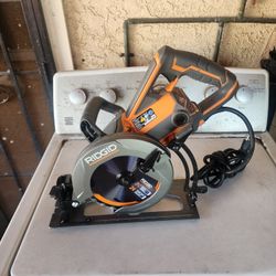  RIDGID
THRUCOOL 15 Amp 7-1/4 in. Worm Drive Circular Saw Poco Uso 