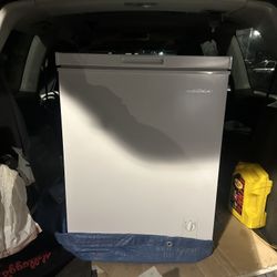 Insignia Deep Freezer. 5.0 Cubic Feet 