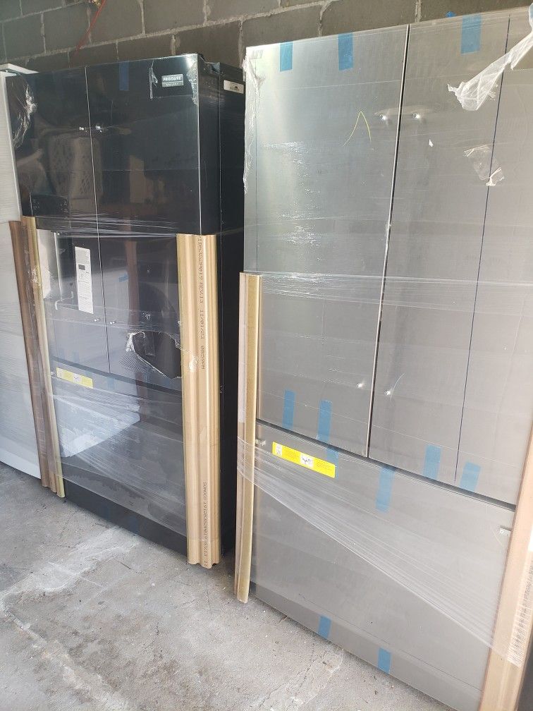 Brand New Frigidaire Stainless Steel Or Black Stainless Steel Refrigerator