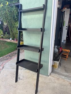 Leaning bookshelf
