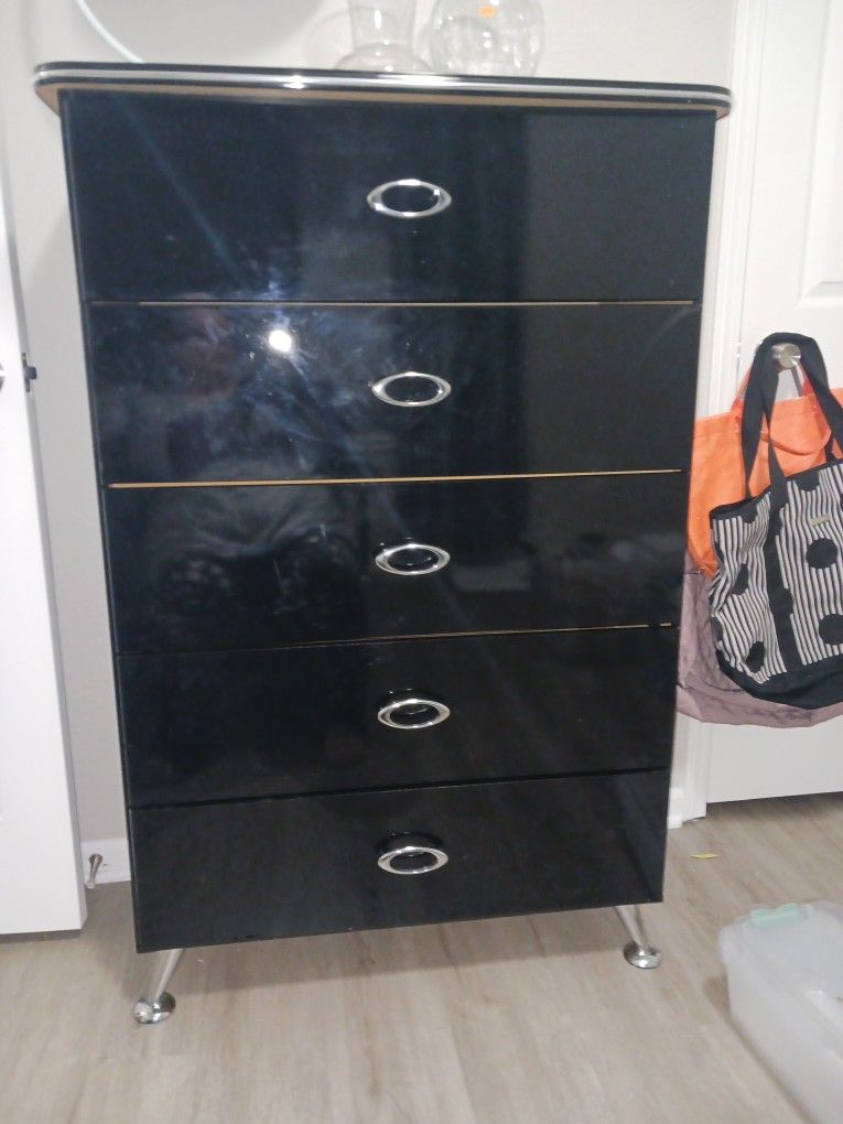 DRESSER SPOTLESS..IM IN GRAIN VALLEY NO STEPS RIGHT OFF THE INTERSTATE OR WE CAN MEET YOU AT QT HERE.