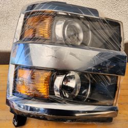 2015-2020 Chevy Silverado 2500 HD Right Headlight OEM✅️