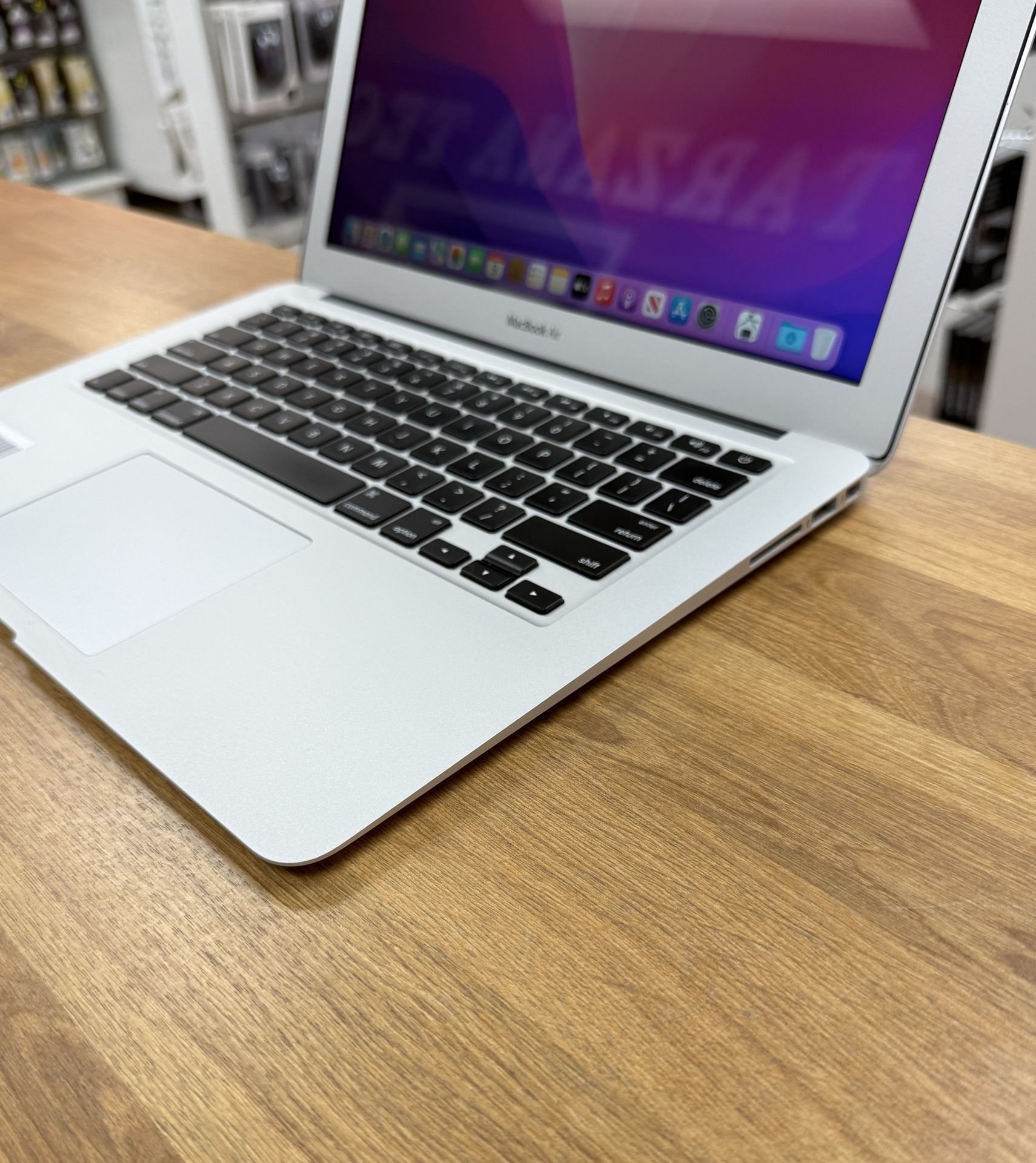 13 inch MacBook Air*256GB SSD*8GB RAM*1.6Ghz Intel Core i5