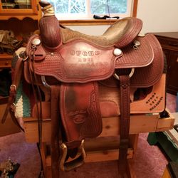 Quarter Horse Tree - 15" Seat Saddle W/saddle Pad & Saddle Rack *PRICE REDUCED*