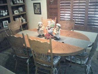 NICE OAK DINING TABLE WITH 6 CHAIRS & CUSHIONS WITH DROP LEAF.