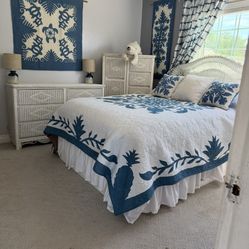 Full Size Bedroom set With Quilts, Pillows, Sheets