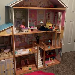Doll House With Accessories 