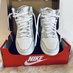 Women’s Nike Dunks High Sz 10