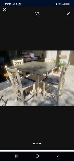 High Table With 4 bar Stools Exelent Condition