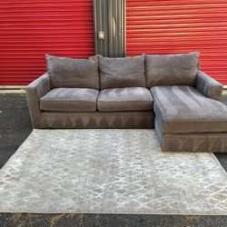Sectional Couch!! Delivery Available 🚚!! Dimensions: 102” Length x 31” Height x 41” Depth( 64” Depth Chaise)