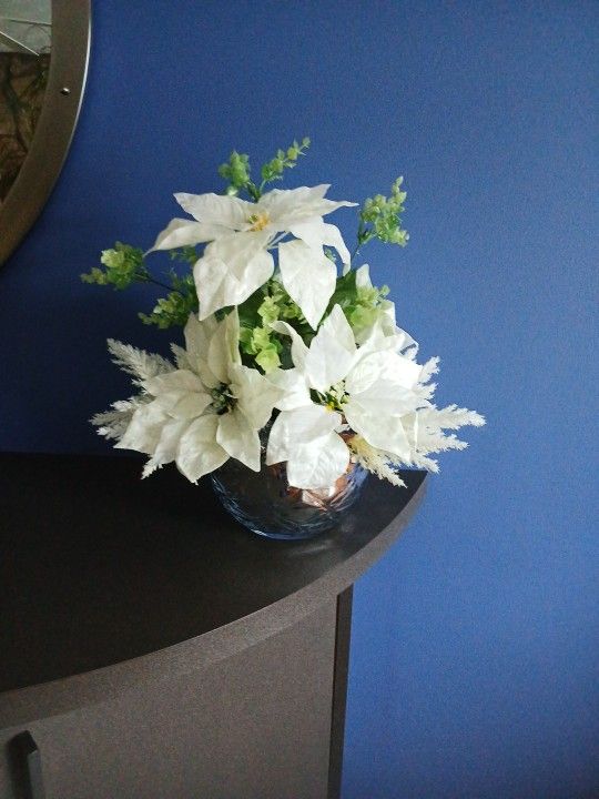 Indoor/outdoor  holiday Arrangement