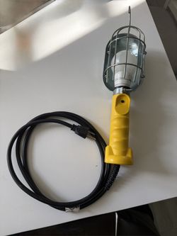 Metal shield incandescent work light with 5 foot cord.