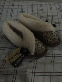 Girls Bearpaw “Nicole” slip on size 3