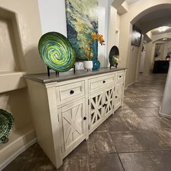 Beautiful Ashley furniture Boulanburg 73” tv stand /tv stand in excellent condition