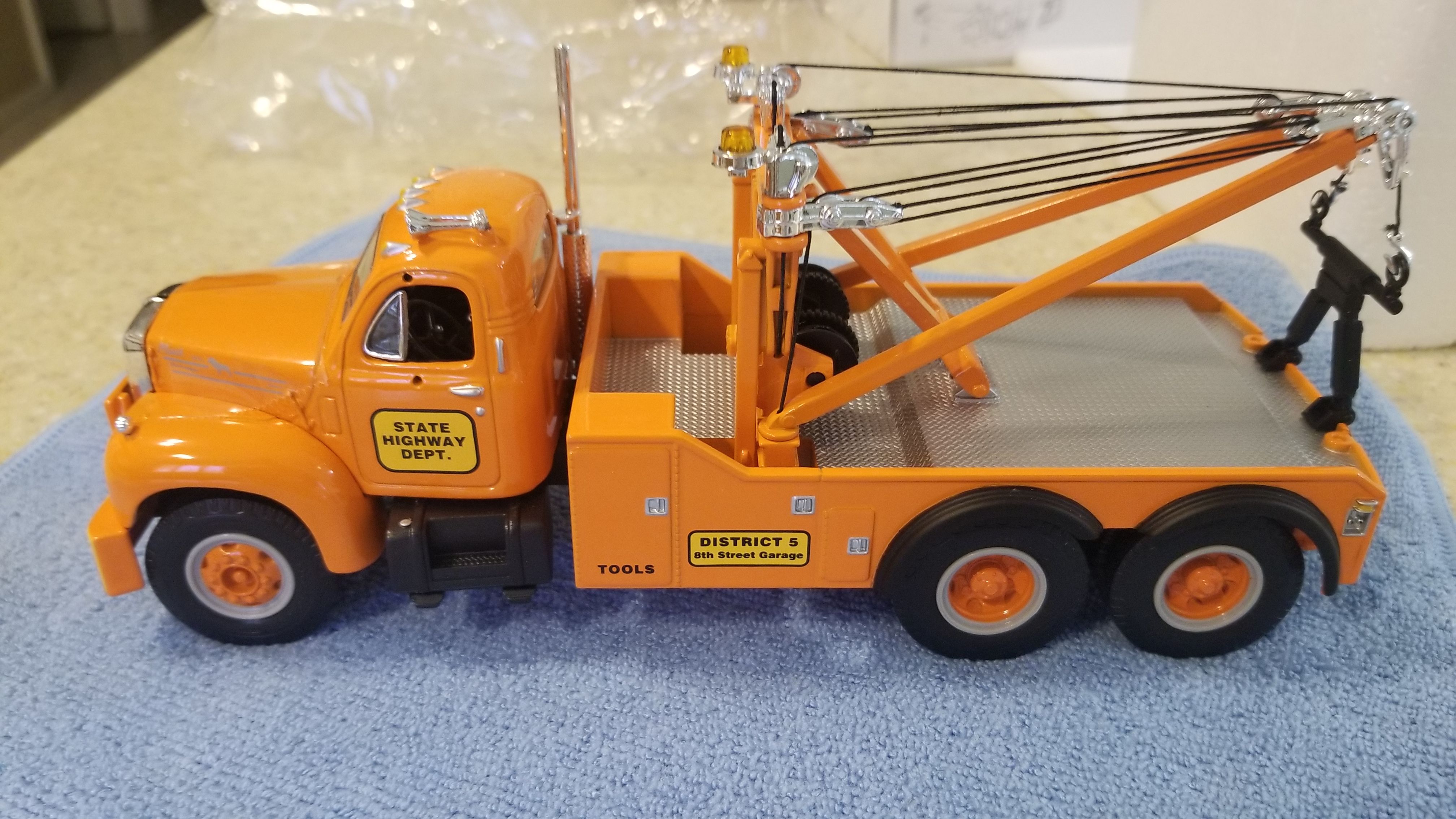 1st Gear 1960 Mack B-61 Tow Truck, 1:34 scale