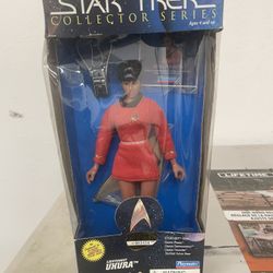 STAR TREK Lieutenant UHURA