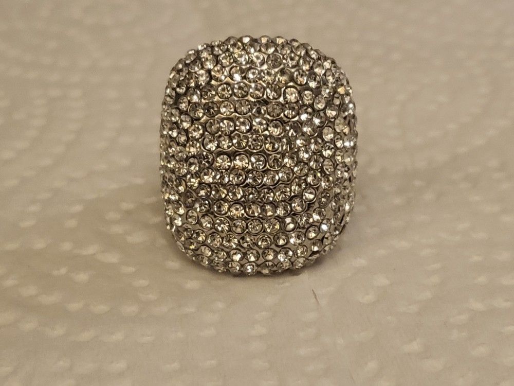 SILVER RING WITH STONES ACCENTS.