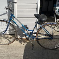 SCHWINN ( Collegiate 3)  Bike