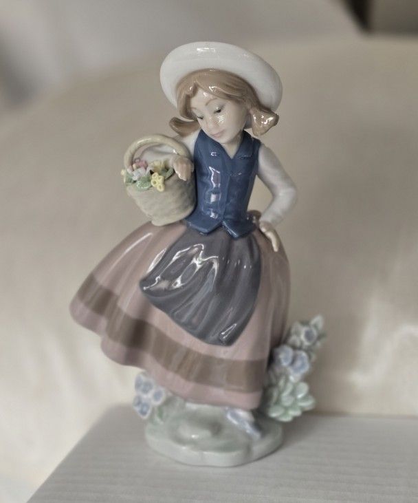 LLADRO SWEET SCENT Girl in Pigtails w/Basket of Flowers 