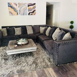 Stylish L-Shaped Sectional Sofa With Ottoman! 