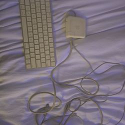 APPLE KEYBOARD AND CHARGER