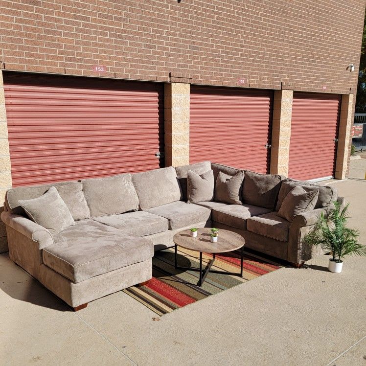 Havertys Sectional W/ Delivery for Sale in Mckinney, TX OfferUp