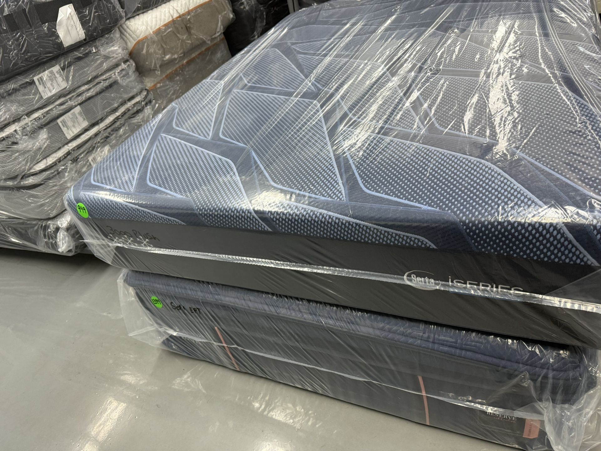 QUEEN SIZE SERTA ISERIES HYBRID 3000 (PLUSH) MATTRESS & BOX SPRING BED SET