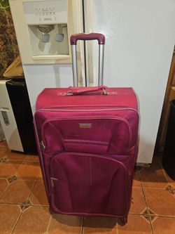Suitcase Size 28 inch 4 wheels on easy to move it working Good