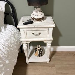 Queen Bed & Nightstands -Farmhouse Style - Excellent Condition