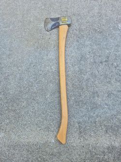 Double-bit axe head and wooden handle