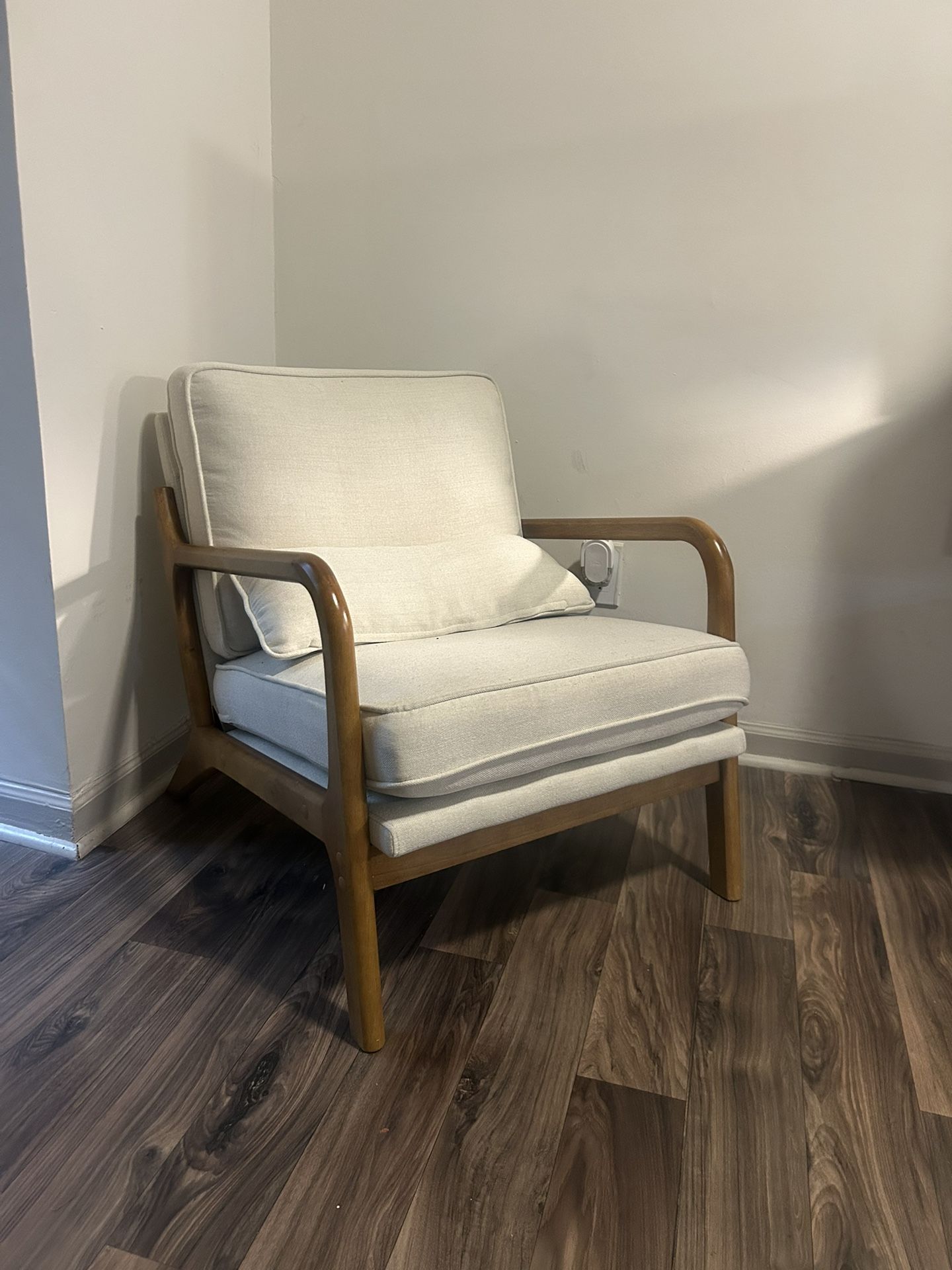Mid-Century Modern Accent Chair – Clean & Stylish