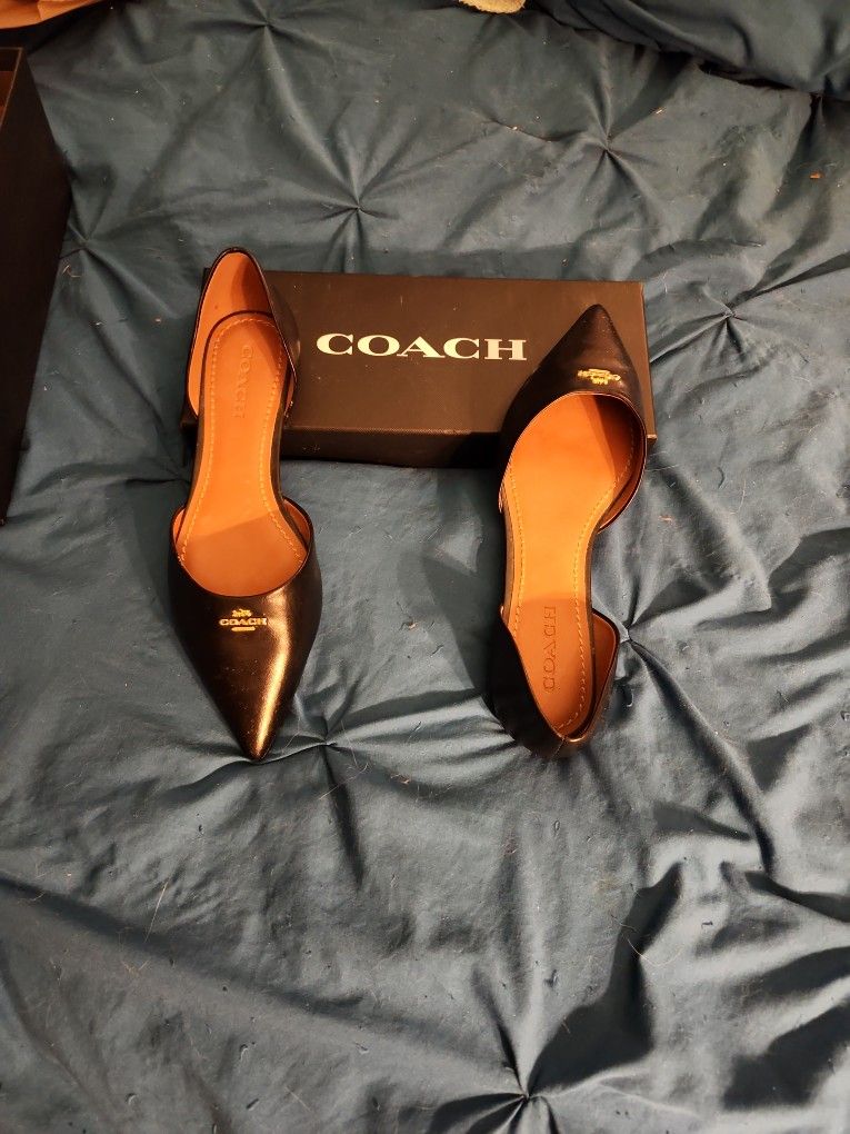 NEW IN BOX WOMENS SIZE 10 B POINTED TOE FLATS