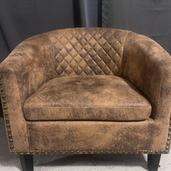 Like-New Brown Quilted Club Chair – Nailhead Trim (Excellent Condition)
