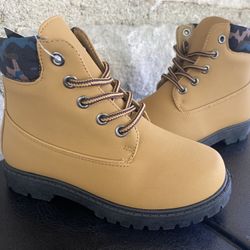 Official Supply kids Boots ( pick up only ) read description for Size