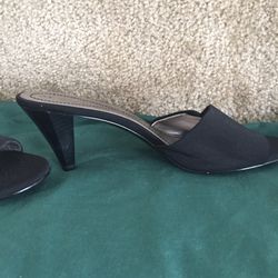 Size 7 1/2 Anne Klein 2 1/2 in kitten heel slip on sandals
