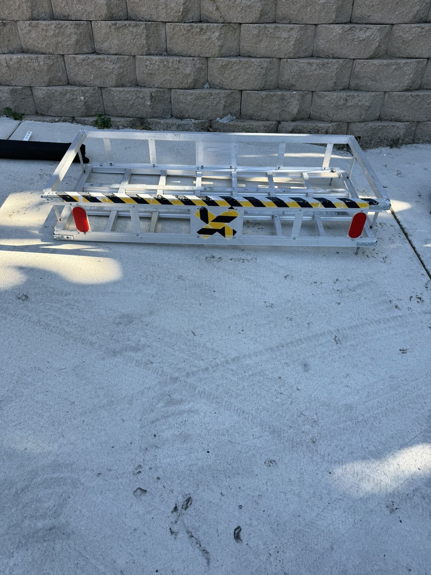 Aluminum hitch- mounted cargo carrier