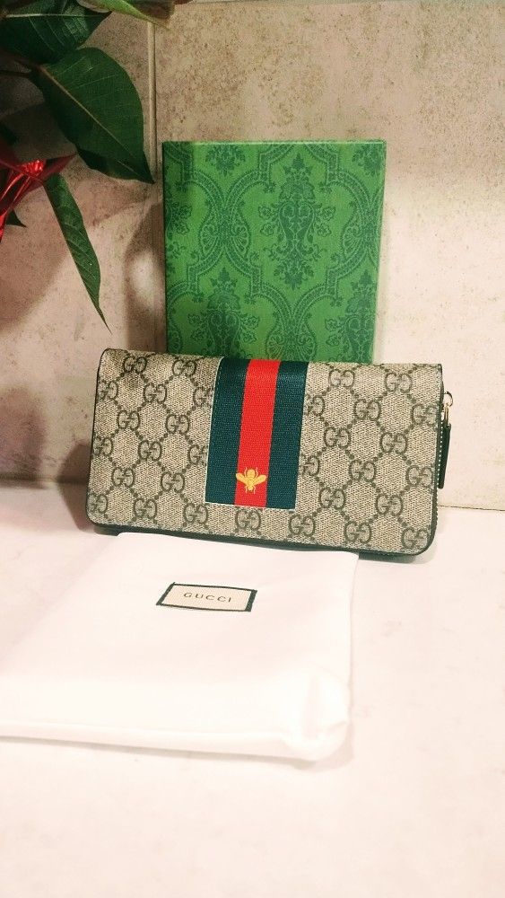 Gucci Supreme Long Wallet Round Zip
