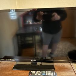 Apex 32” TV With Remote 