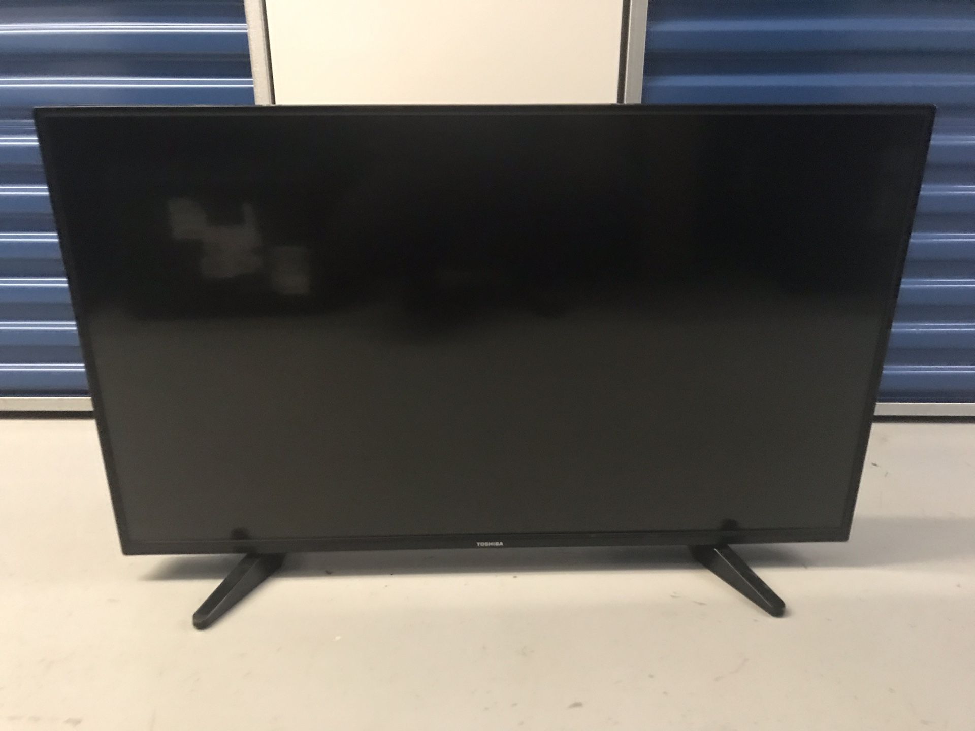 Toshiba 43 in 1080p LED TV with wall mount