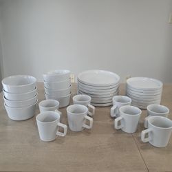 Stone Lain Celina 32-Piece Dinnerware Set – White | Excellent Condition
