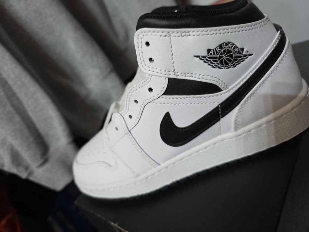 Nike Kid's Air Jordan 1 Mid Sneaker
5 1/2 Youth 7 Women's