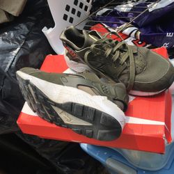 Very Nice Nike Air Huarache Tennis Shoes Size 12 Only $60 Firm