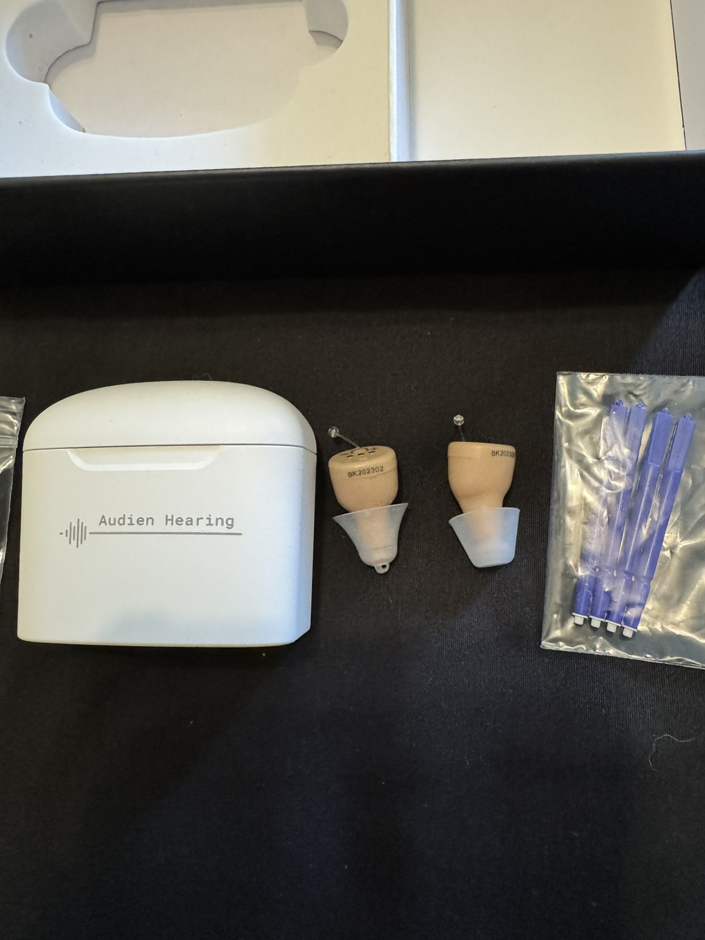 Audien ATOM PRO Amplificador auditivo inalámbrico recargable + kit de accesorios